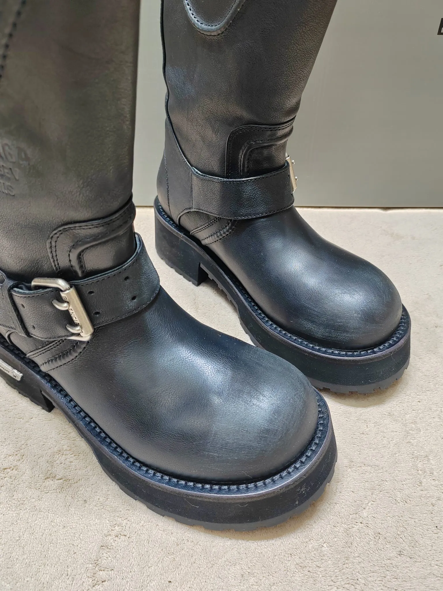 👟👟Ex-factory price 1020👟👟 Balenciaga Balenciaga 25FWVenom Couple Style High Boots Mid-calf boots Please look for the high version. This design is unique with straps and belt elements as highlights. Not only can the boots be firmly attached to the foot, but the tightness can also be adjusted at will. In terms of details, the brand's iconic distressed hardware is used throughout. Cleverly creating a retro wear effect, highlighting individual attitude and matching with thick toothed rubber soles, it not only ensures wearing comfort, but also strengthens the overall sense of fashion and recognition. Venom high boots are undoubtedly a fashion item not to be missed this season. They will add unique charm to fashion lovers' outfits and lead a new round of fashion. Boot height is 270mm. The upper layer of cowhide is distressed. The lining is water-dyed cowhide. Outsole height is 5CM. Original open-molded leather welt combination outsole. Size: 35-40 (custom-made size 40 cannot be returned or exchanged)